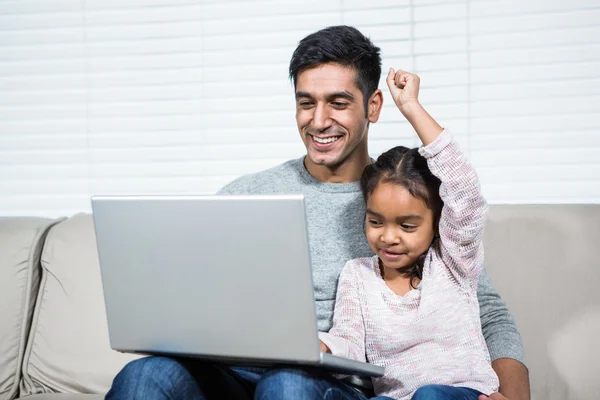 Feliz padre e hija utilizando el ordenador portátil —  Fotos de Stock