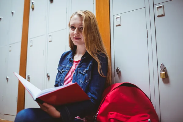 Fokuserade student sitter och studerar på anteckningsboken — Stockfoto