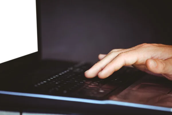 Homem usando seu laptop — Fotografia de Stock