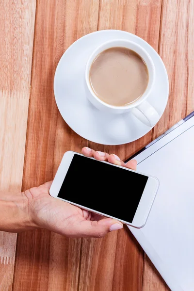 Del av handen håller smartphone — Stockfoto