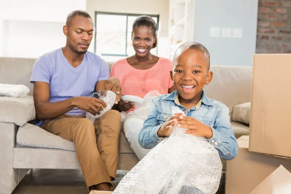 Famiglia che scarta le cose in una nuova casa — Foto Stock