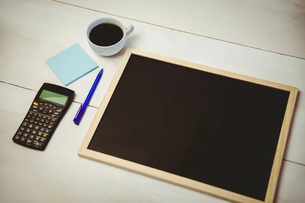 机と黒板と電卓のオーバーヘッド — ストック写真