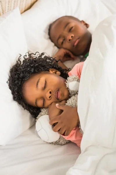 Schattig broers en zussen slapen samen — Stockfoto