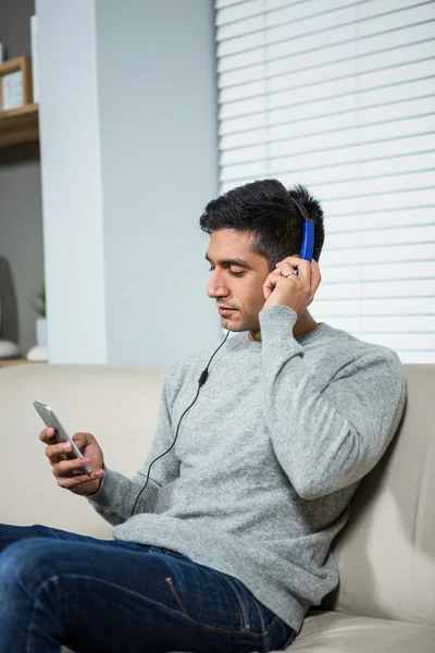 Casual gelukkig man luisteren muziek — Stockfoto