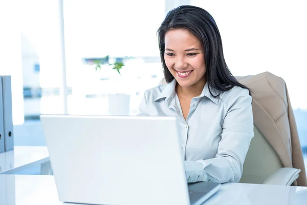 Uśmiechnięta bizneswoman korzystająca z laptopa — Zdjęcie stockowe