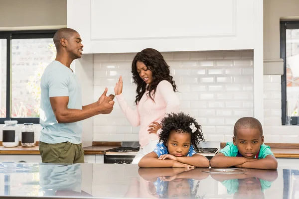 Les parents se disputent devant les enfants — Photo