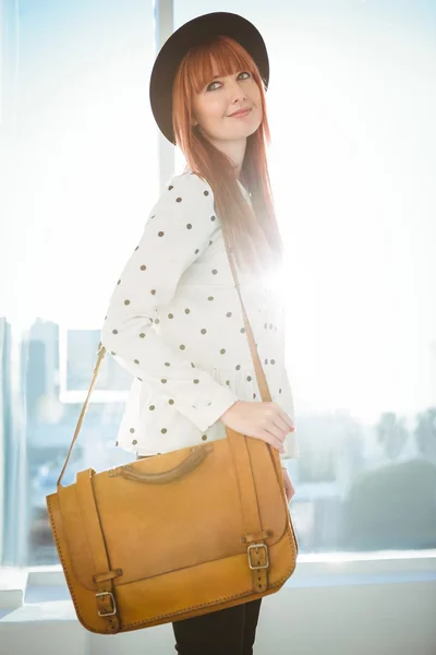 Bir çanta ile gülümseyen bir hipster kadın portresi — Stok fotoğraf
