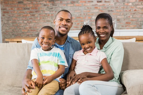 Familia feliz relajándose en el sofá — Foto de Stock