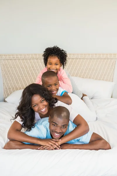 Famille s'amuser ensemble au lit — Photo