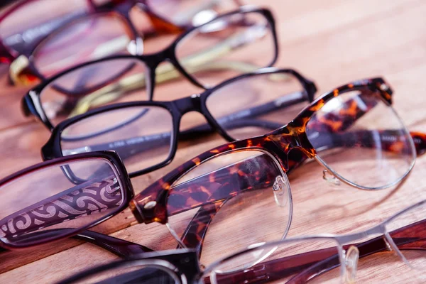 Leesbrillen op tafel — Stockfoto