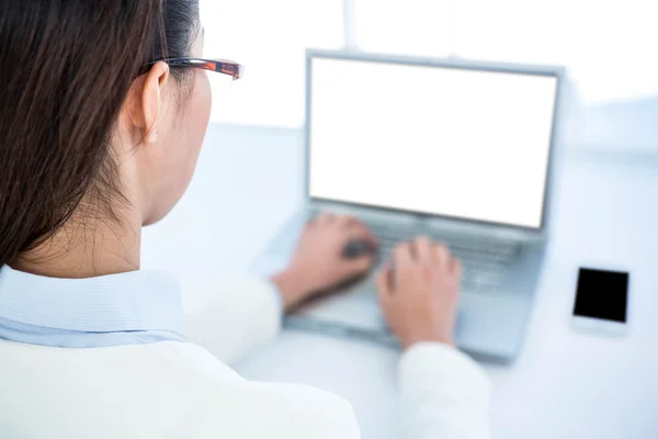 Vista trasera de la mujer de negocios con el ordenador portátil —  Fotos de Stock