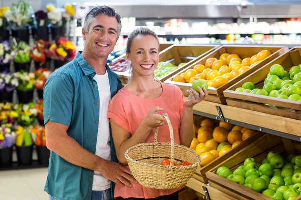 Coppia felice che tiene una mela — Foto Stock