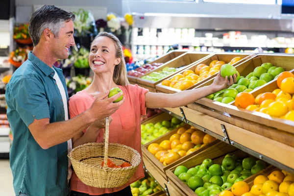 Pareja feliz sosteniendo una manzana —  Fotos de Stock