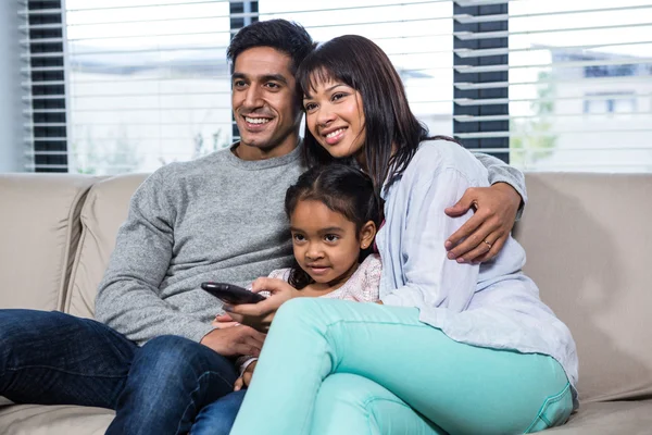 Uśmiechający się rodziny na kanapie oglądając tv — Zdjęcie stockowe
