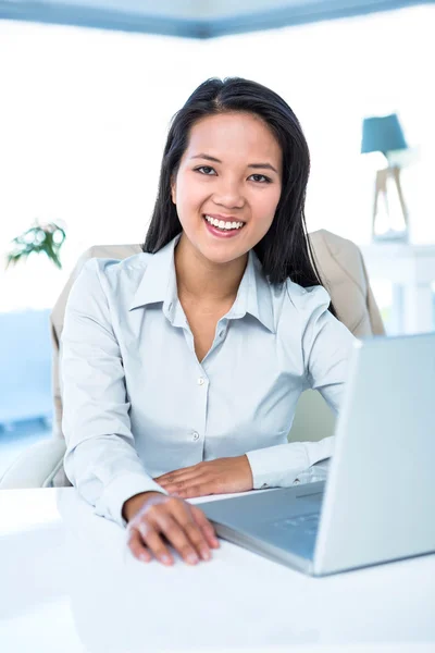 Sorrindo empresária em sua mesa — Fotografia de Stock