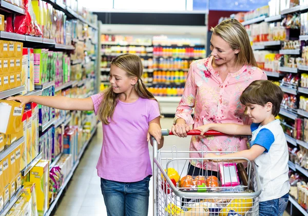 母亲和孩子们在一家超市 — 图库照片