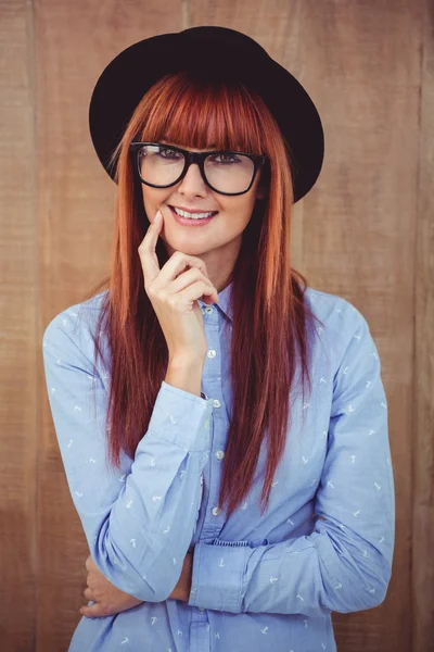 Hipster vrouw poseren gezicht naar de camera glimlachen — Stockfoto