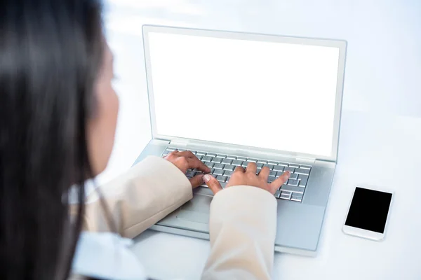 Vista trasera de la mujer de negocios con el ordenador portátil —  Fotos de Stock