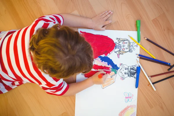 Jongen liggend op de grond — Stockfoto