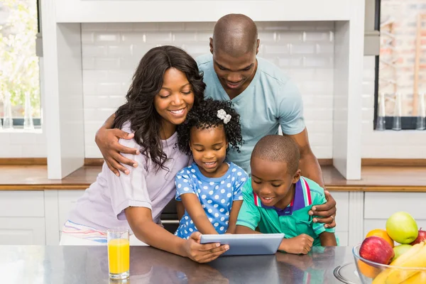 Familia feliz usando tableta — Foto de Stock