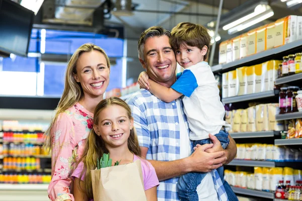 Familia feliz en el supermercado — Foto de Stock