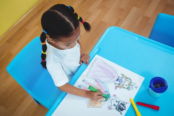 Meisje tekening in haar kleurboek — Stockfoto