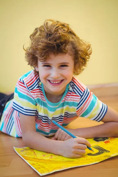 Jongen liggend op de grond — Stockfoto