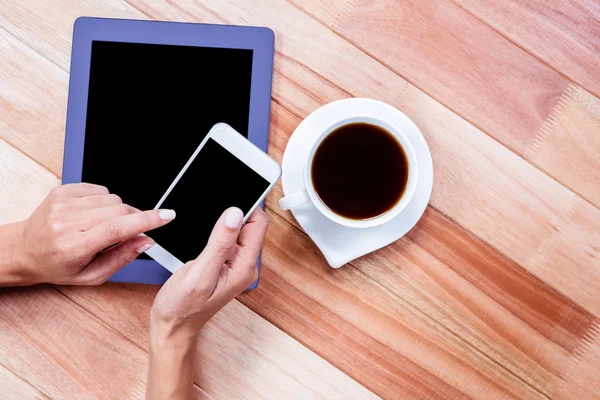 Empresária usando seu smartphone na mesa — Fotografia de Stock