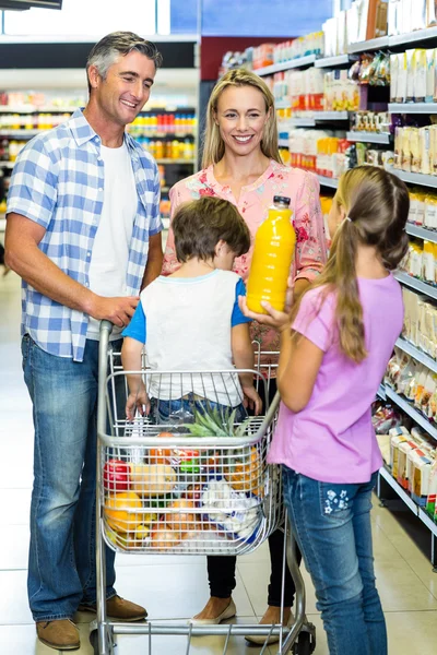 Familia feliz en el supermercado — Foto de Stock