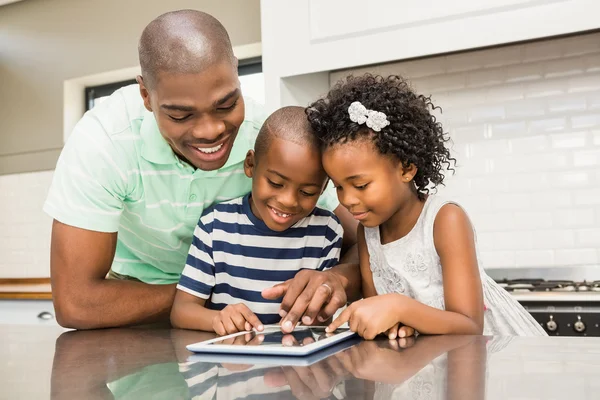 Père utilisant la tablette avec ses enfants dans la cuisine — Photo