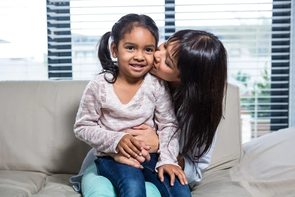 Feliz madre sosteniendo a su hija — Foto de Stock