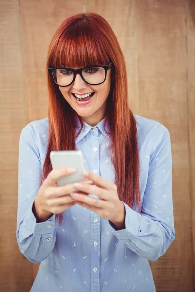 Χαμογελαστή γυναίκα γραπτών μηνυμάτων hipster στο smartphone σε — Φωτογραφία Αρχείου