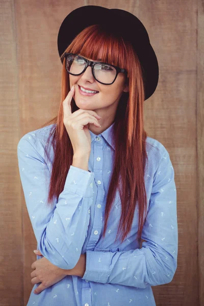 Hipster vrouw poseren gezicht naar de camera glimlachen — Stockfoto