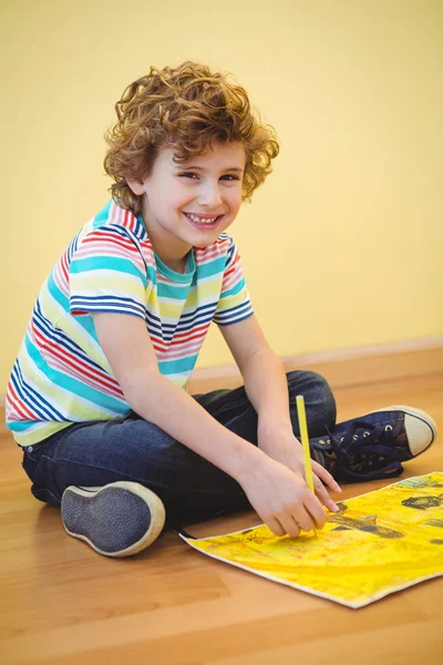 Uśmiechnięty chłopiec zabarwienie trochę papieru — Zdjęcie stockowe