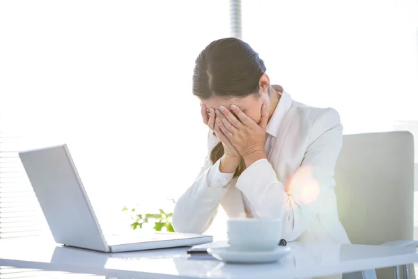 Besorgte Geschäftsfrau verdeckt Gesicht — Stockfoto