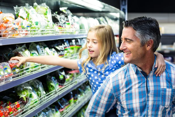 Dochter verblijf op haar vaders terug — Stockfoto