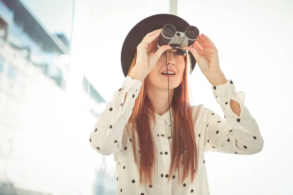 Mulher hipster sorrindo usando binóculos — Fotografia de Stock