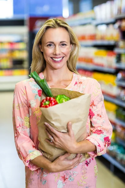 Gyönyörű nő és élelmiszerbolt táska állandó — Stock Fotó