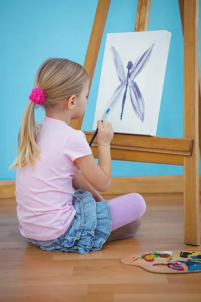 Chica feliz sentada y pintando un cuadro —  Fotos de Stock