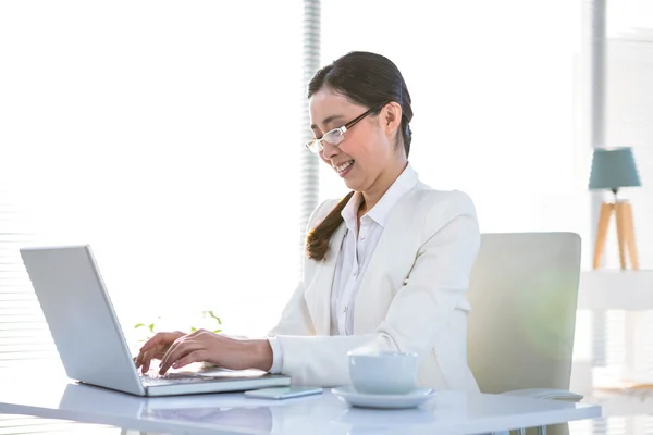 Усміхнена бізнес-леді використовує ноутбук — стокове фото