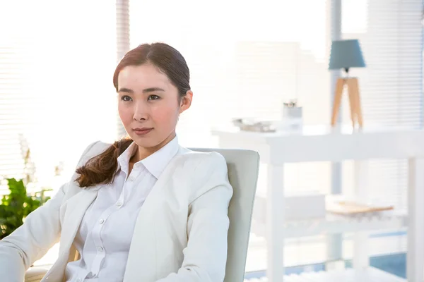Mujer de negocios pensativa sentada en una silla —  Fotos de Stock