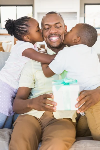 Boldog Apák megcsókolta, ő két gyermeke — Stock Fotó