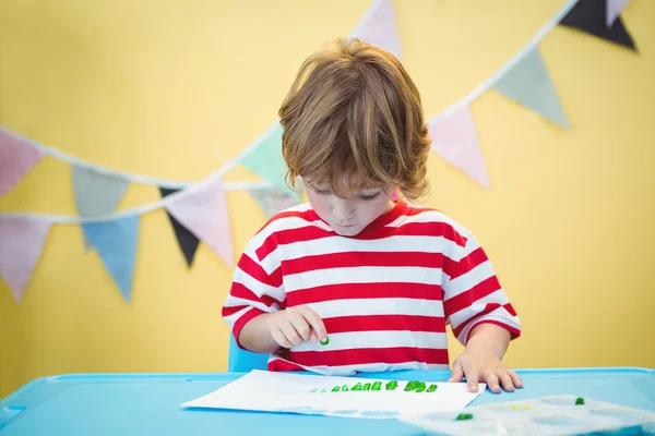 Leende pojke måla en bild — Stockfoto