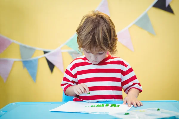 Ragazzo sorridente che dipinge un quadro — Foto Stock