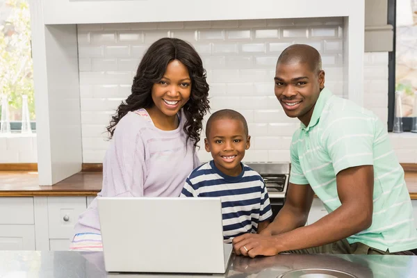 Familia feliz usando el ordenador portátil —  Fotos de Stock