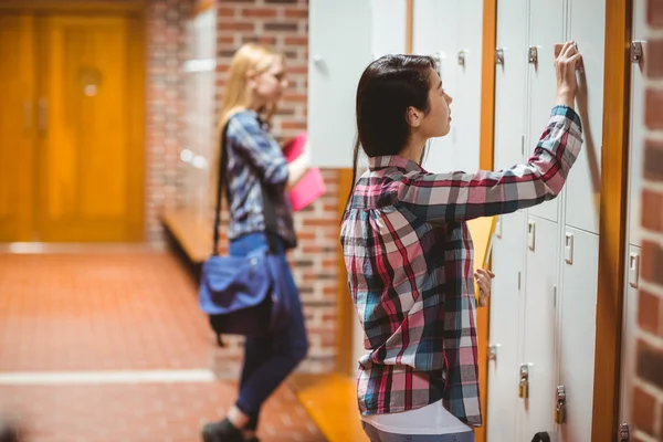 Studenti graziosi aprire armadietti — Foto Stock