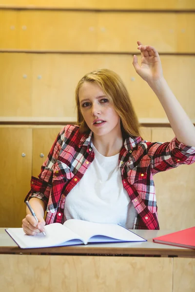 Onzeker student verhogen de hand tijdens de les — Stockfoto