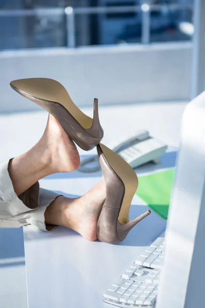 彼女の机の上に彼女の足を持つ実業家 — ストック写真