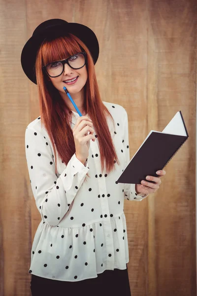 Attraktiva hipster kvinna skriver på anteckningar — Stockfoto