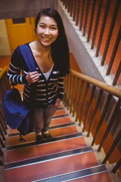 Lächelnder Student geht Stufen hinauf — Stockfoto